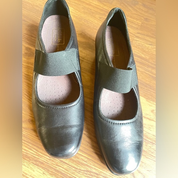 Clarks Leather Everyday Black Slip On Sandals with elastic. 2” heel. Size 9. - Picture 8 of 10